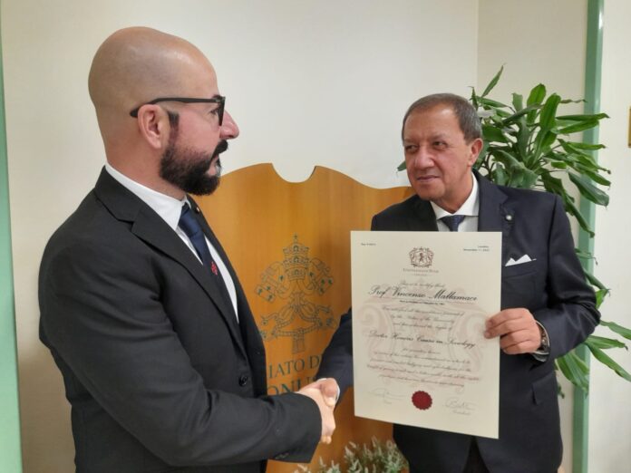 Conferito il titolo accademico honoris causa in Sociologia, al medico salernitano Vincenzo Mallamaci